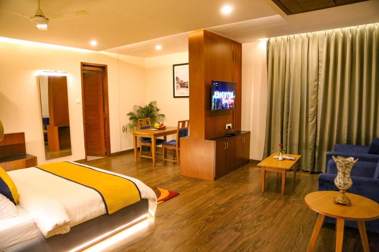 Four Leaf Hotel - Sapphire Blue, Varanasi Exterior foto