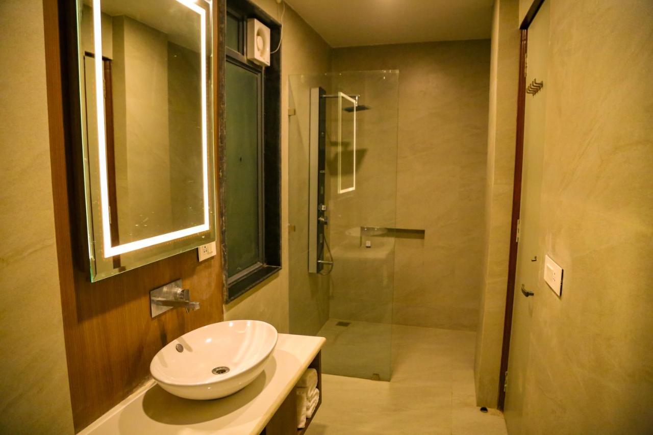 Four Leaf Hotel - Sapphire Blue, Varanasi Exterior foto