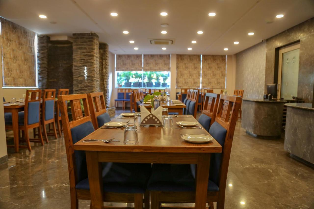 Four Leaf Hotel - Sapphire Blue, Varanasi Exterior foto
